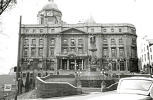 Vue générale de l'édifice Louis S. Saint-Laurent, 1983.; Agence Parcs Canada / Parks Canada Agency, 1983.