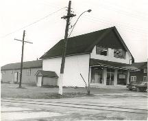 Vue de coin qui illustre les façades avant et de côté.; Village of Saint-Quentin