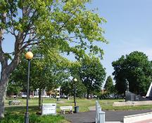 Les monuments, vues du Mascaret et le parterre bien entretenu du parc du Mascaret qui forment une destination touristique d’importance pour le centre-ville de Moncton 

; Moncton Museum