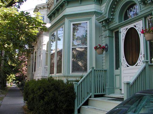 Entrance bay with transom