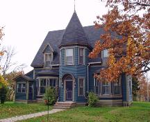 Lorsque J. A. Humphrey est décédé en 1895, il faisait partie des gens les plus prospères au Canada. Le style et les dimensions de la maison reflètent la vie d’un industriel à famille nombreuse et qui a réussi en affaires.; Moncton Museum