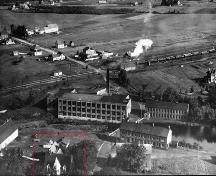 Cette image montre la Résidence Humphrey (en rouge) située au sud de la filature de laine cardée J. A. Humphrey & Son.; Moncton Museum